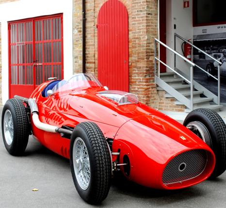 Rétromobile, deux légendes, « Bugatti meets Bentley » se rencontrent, la légende Ferrari s’expose du 8 au 12 février porte de Versailles (Anciennes)
