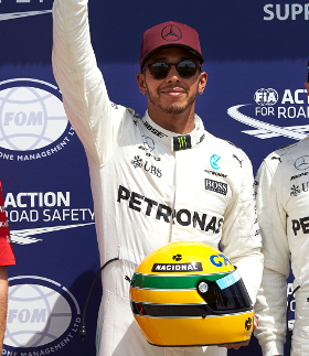 Emotion pour Lewis Hamilton, après avoir reçu le casque d’Ayrton Senna (F1)