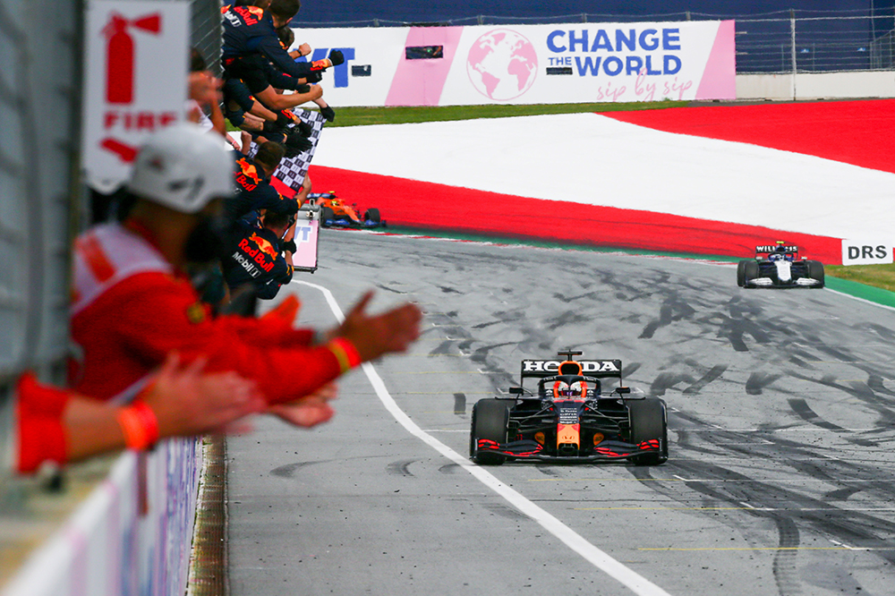 Verstappen s’impose facilement au Grand Prix de Styrie face à son rival Hamilton.