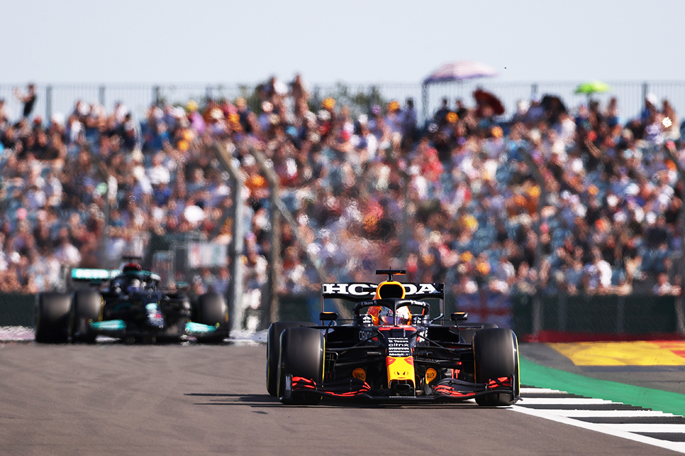 Verstappen bat Hamilton dans la course Sprint et décroche la pole position pour le GP de Grande-Bretagne