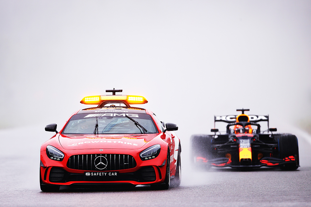 GP de Belgique, Verstappen remporte la victoire derrière la voiture de sécurité, Russell 2e