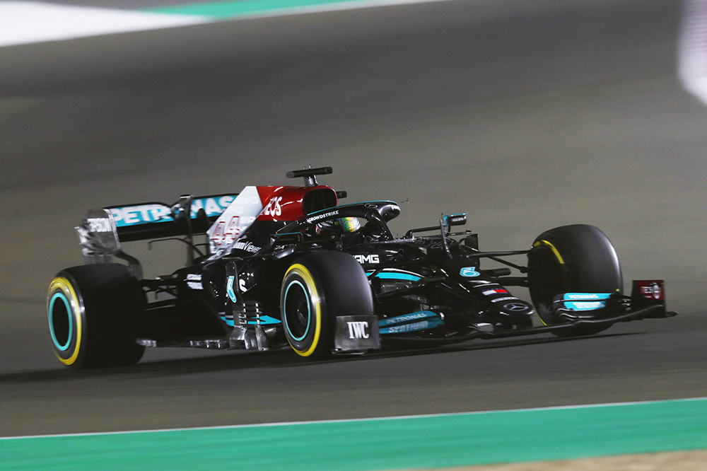 Lewis Hamilton s’impose très facilement devant Max Verstappen au Quatar, Fernando Alonso de retour sur le podium
