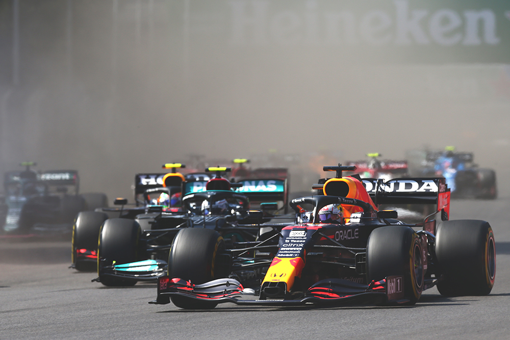 Mexican GP, Verstappen accroît son avance au championnat après avoir sauté les deux Mercedes au départ pour s’imposer en patron.