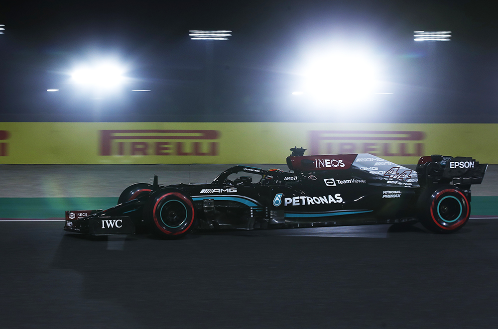Hamilton s’envole vers la pole position du Grand Prix du Qatar sous les lumières de Losail.