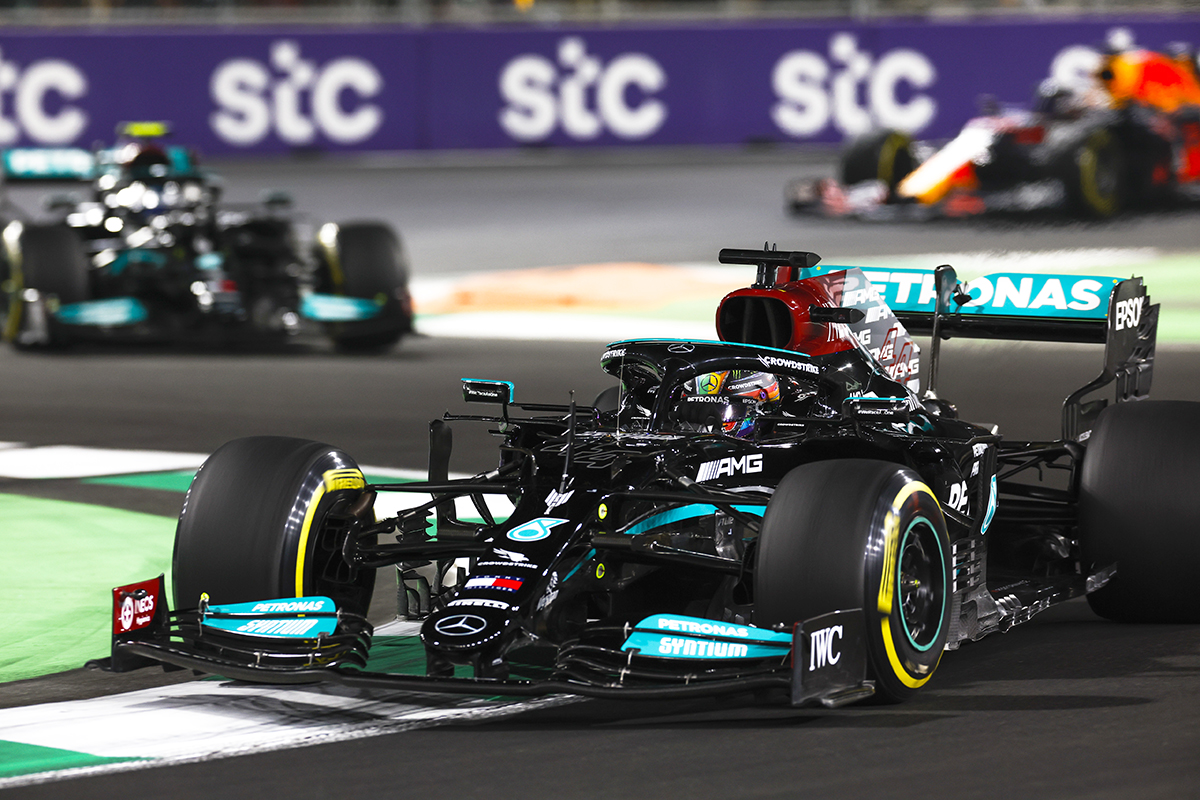 Hamilton vainqueur devant Verstappen du premier GP d’Arabie saoudite controversé !