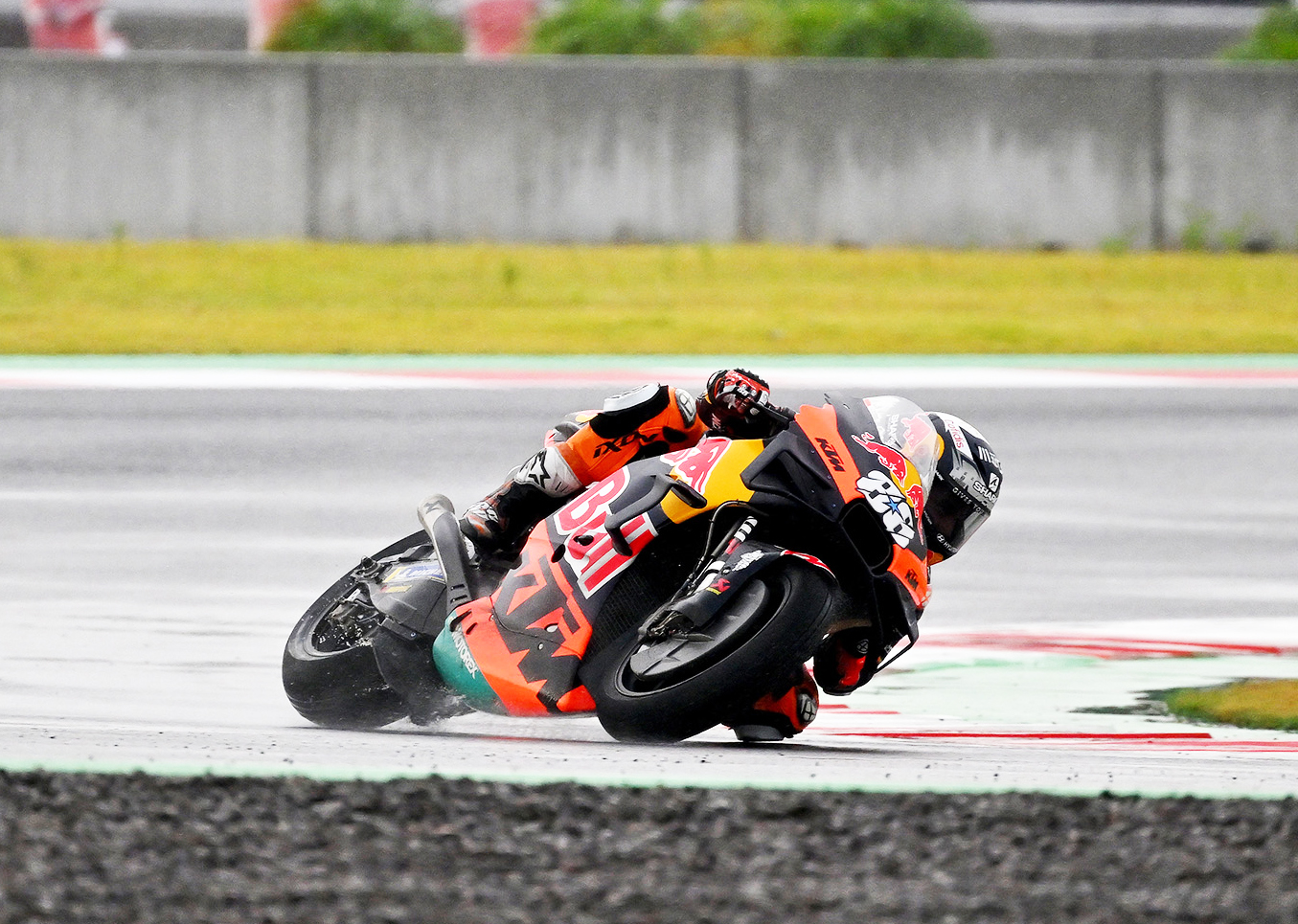 MotoGP, Oliveira remporte en patron le GP d’Indonésie sous la pluie à Mandalika